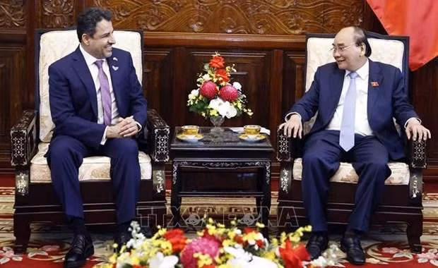 El presidente vietnamita, Nguyen Xuan Phuc, y el embajador de EAU, Obaid Saeed Al Dhaheri (Fotografía: VNA)