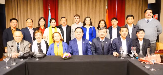 Nguyen Trong Nghia trabaja con la presidenta del Instituto de Cultura Argentino-Vietnamita (ICAV), Poldi Sosa Schmit, en Buenos Aires. (Foto: VNA) Nguyen Trong Nghia trabaja con la presidenta del Instituto de Cultura Argentino-Vietnamita (ICAV), Poldi Sosa Schmit, en Buenos Aires. (Foto: VNA)