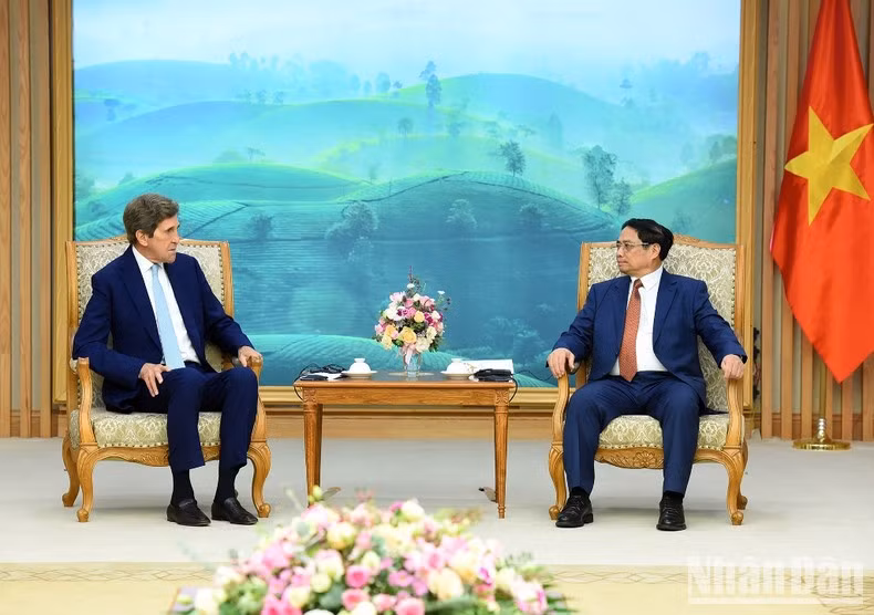 El primer ministro de Vietnam, Pham Minh Chinh, recibe al enviado especial presidencial estadounidense para el clima, John Kerry. 