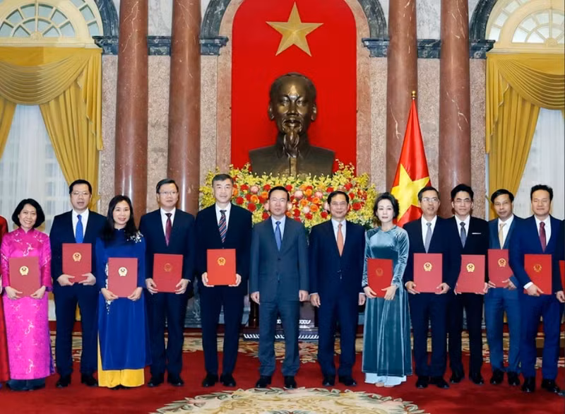 El presidente de Vietnam, Vo Van Thuong, entrega las decisiones a los diplomáticos. (Foto: VNA)
