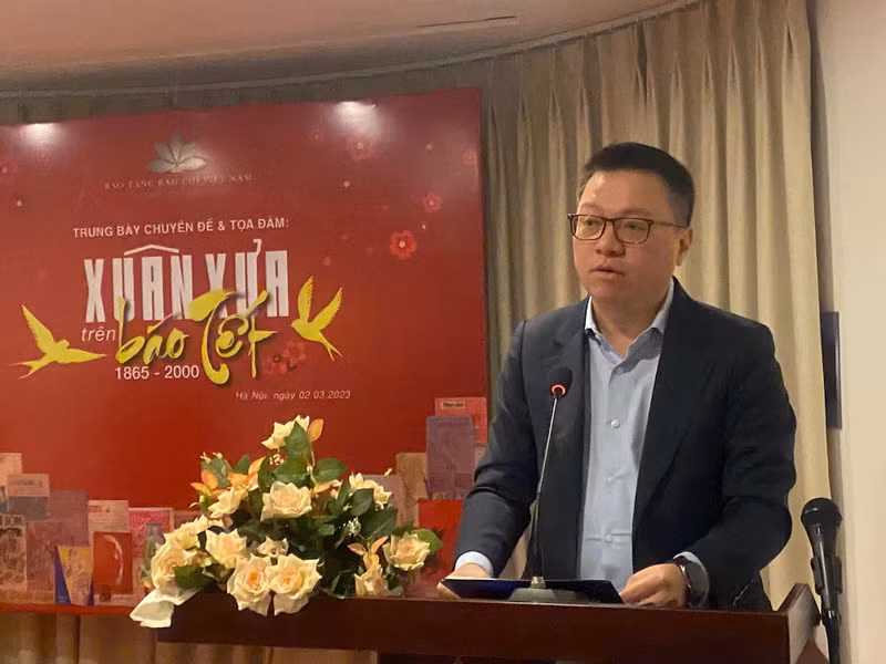 Le Quoc Minh, presidente-editor del periódico Nhan Dan (Pueblo), subjefe de la Comisión de Comunicación y Educación del Comité Central del Partido Comunista de Vietnam y titular de la Asociación de Periodistas del país habla en el evento. (Fotografía: hanoimoi.com.vn)