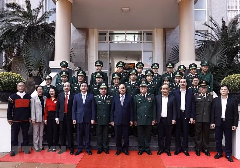 El presidente Nguyen Xuan Phuc y los funcionarios y soldados de la Guardia Fronteriza de Dak Lak.