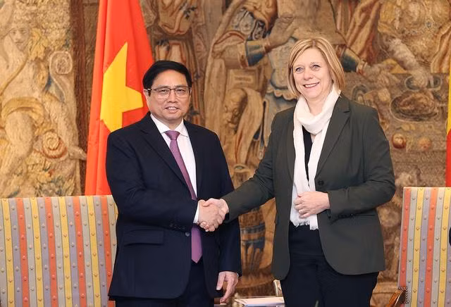 El primer ministro de Vietnam, Pham Minh Chinh, y la presidenta de la Cámara de Representantes de Bélgica, Eliane Tillieux (Fotografía: VNA)