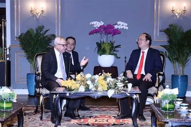 El subsecretario del Comité del Partido Comunista de Vietnam en Ciudad Ho Chi Minh Nguyen Ho Hai (D) recibe al secretario de la Asamblea Nacional del Poder Popular y del Consejo de Estado de Cuba, Homero Acosta Álvarez. (Fotografía: VNA)