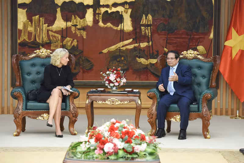El primer ministro vietnamita, Pham Minh Chinh, recibe a Susanna Campbell, presidenta del grupo sueco SYRE (Foto: VNA)