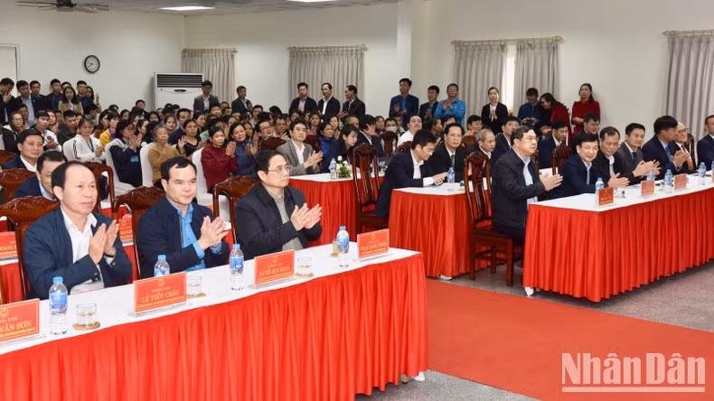 Minh Chinh y los delegados asistentes al evento.