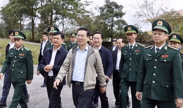 El presidente vietnamita, Vo Van Thuong, visita a los oficiales y soldados de la estación de guardia fronteriza de Thanh Thuy, en la provincia de Nghe An.