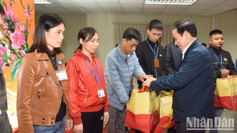 Le Tien Chau, vicepresidente y secretario general del Comité Central del Frente de la Patria entrega obsequios a los empleados.