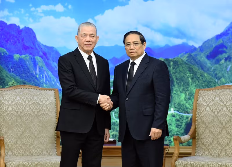 El primer ministro vietnamita, Pham Minh Chinh, recibe al vicepremier de Malasia, Fadillah Yusof. 