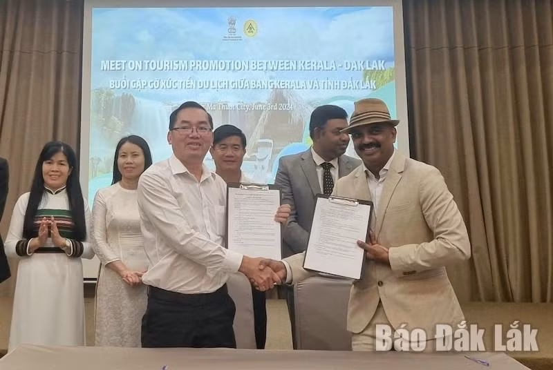 Representantes de la Asociación de Turismo de Dak Lak y del estado de Kerala (India) firman el memorando de cooperación en turismo. (Foto: baodaklak.vn)