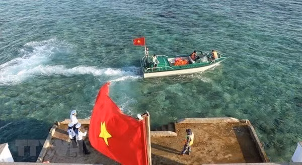 Bote patrullero en la isla de Da Thi. (Fotografía: VNA)