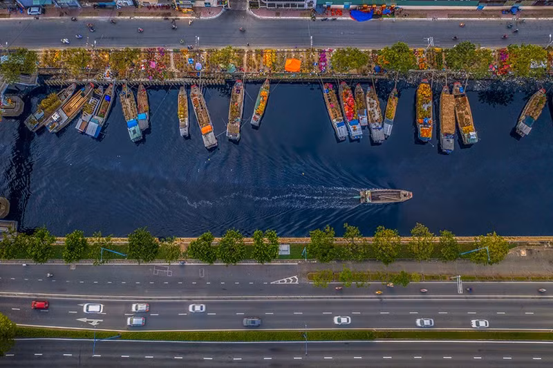El muelle Binh Dong es uno de los varios muelles importantes en el sistema de canales y zanjas de Ciudad Ho Chi Minh.