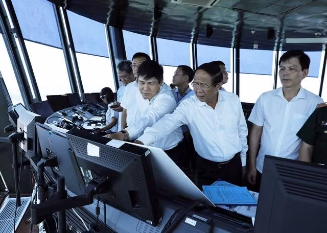 El viceprimer ministro de Vietnam Le Van Thanh, observa toda la zona del aeropuerto internacional de Noi Bai. (Foto: VGP)