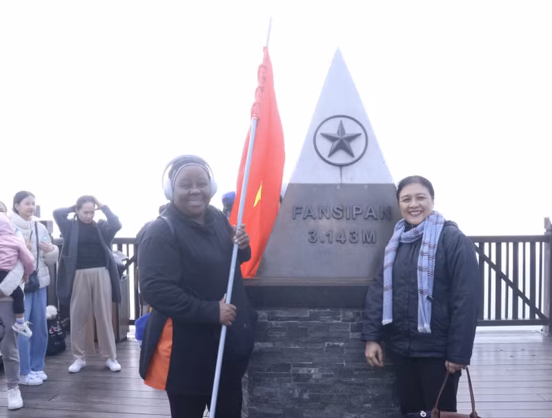 Vuyiswa Tulelo, embajadora de la República de Sudáfrica (izquierda), y la jefa de VUFO, Nguyen Phuong Nga. Vuyiswa Tulelo, embajadora de la República de Sudáfrica (izquierda), y la jefa de VUFO, Nguyen Phuong Nga.