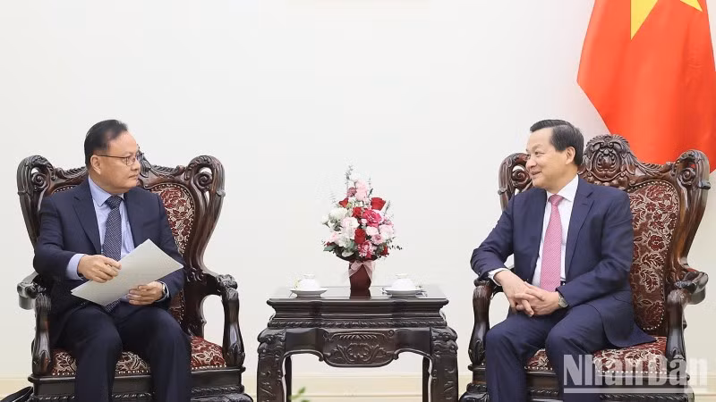 El viceprimer ministro de Vietnam Le Minh Khai y el ministro de Finanzas de Laos, Santiphab Phomevihane.