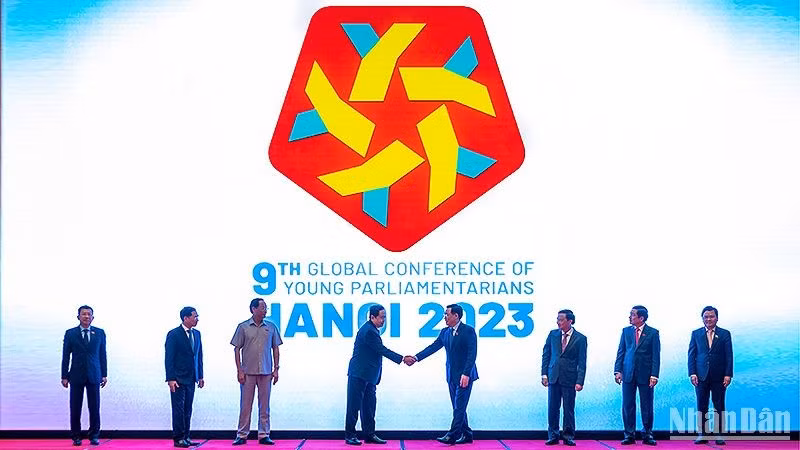 El presidente de la Asamblea Nacional de Vietnam, Vuong Dinh Hue, y delegados en la ceremonia.