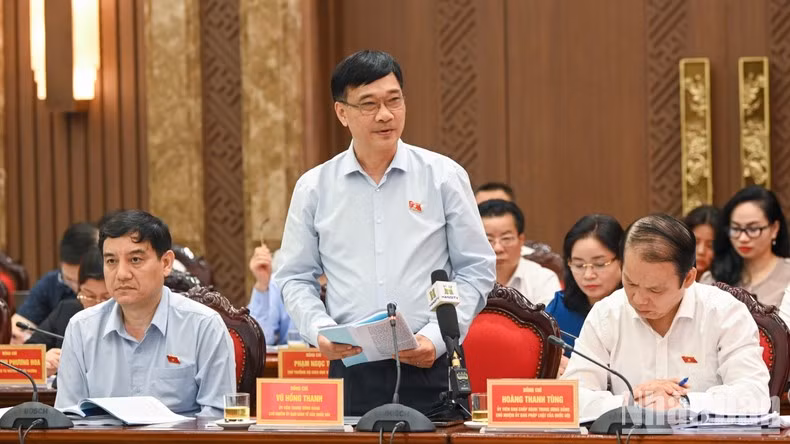 El jefe de la Comisión de Asuntos Económicos del Parlamento, Vu Hong Thanh, en la reunión.