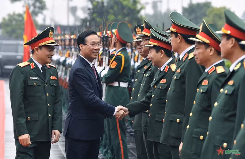 El presidente de Vietnam, Vo Van Thuong, visita al grupo Viettel (Foto: qdnd.vn)