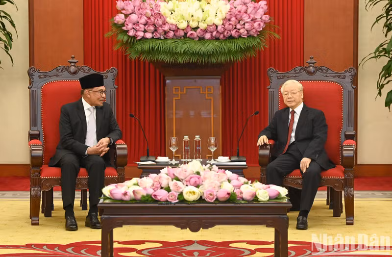 El secretario general del Comité Central del PCV, Nguyen Phu Trong (derecha) y el primer ministro de Malasia, Anwar Ibrahim.