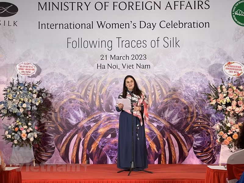 Elisa Fernández Sáenz, representante en Vietnam de la Agencia de la ONU para la Igualdad de Género y el Empoderamiento de la Mujer (ONU Mujeres), expresó el deseo de que la industria de la seda de Vietnam continúe allanando el camino para la igualdad de género y la prosperidad para todos. Elisa Fernández Sáenz, representante en Vietnam de la Agencia de la ONU para la Igualdad de Género y el Empoderamiento de la Mujer (ONU Mujeres), expresó el deseo de que la industria de la seda de Vietnam continúe allanando el camino para la igualdad de género y la prosperidad para todos.