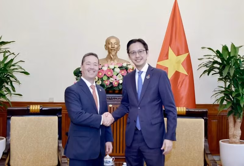El viceministro de Relaciones Exteriores de Vietnam Do Hung Viet recibe a Sean Kotaro O’Neill, alto funcionario de la Oficina de Asuntos de Asia Oriental y el Pacífico del Departamento de Estado de los Estados Unidos. (Foto: VNA)