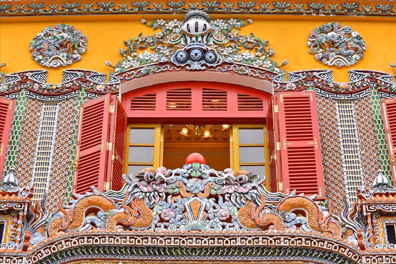 Marco de puerta arqueado de estilo europeo combinado con el arte del mosaico de cerámica real de Hue. Marco de puerta arqueado de estilo europeo combinado con el arte del mosaico de cerámica real de Hue.