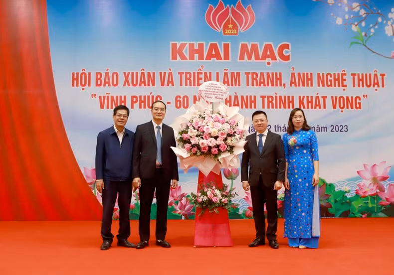Quoc Minh entrega flores para felicitar a la Asociación de Periodistas de Vietnam en la provincia de Vinh Phuc.