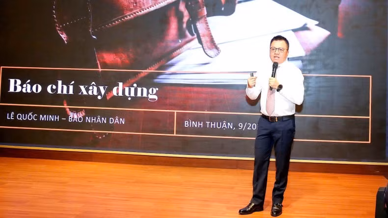 Le Quoc Minh, miembro del Comité Central del Partido, presidente-editor del diario Nhan Dan (Pueblo), subjefe de la Comisión de Comunicación y Educación del Comité Central del Partido Comunista de Vietnam y titular de la Asociación de Periodistas del país, habla en el evento.