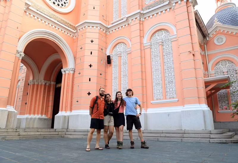 Turistas foráneos visitan el espacio arquitectónico de la iglesia de Tan Dinh.