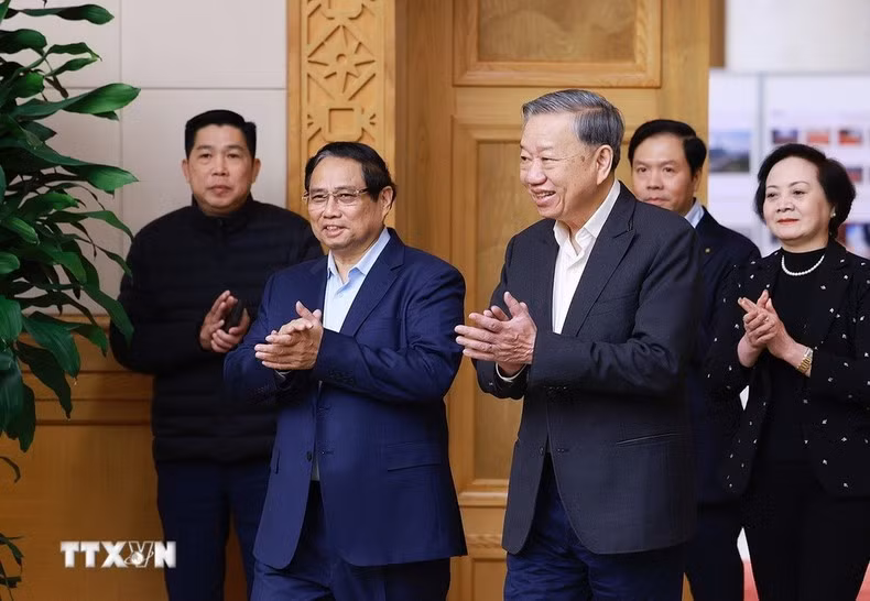 El secretario general del PCV, To Lam, y el primer ministro Pham Minh Chinh llegan a la reunión.