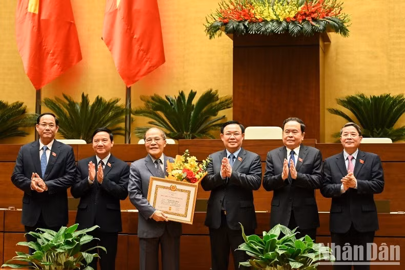 El presidente y los vicetitulares de la Asamblea Nacional felicitan al compañero Nguyen Sinh Hung. El presidente y los vicetitulares de la Asamblea Nacional felicitan al compañero Nguyen Sinh Hung.