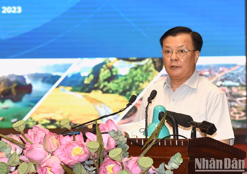 El secretario del Comité del Partido Comunista de Vietnam en Hanói, Dinh Tien Dung, en la reunión.