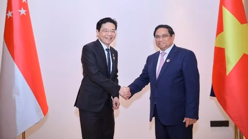 El primer ministro vietnamita Pham Minh Chinh y su similar singapurense, Lawrence Wong, mantienen sus primeras conversaciones en el marco de la reunión anual entre los dos dirigentes, en ocasión de su asistencia a las 44ª y 45ª Cumbres de la Asean, celebradas en octubre de 2024. (Foto: VGP)