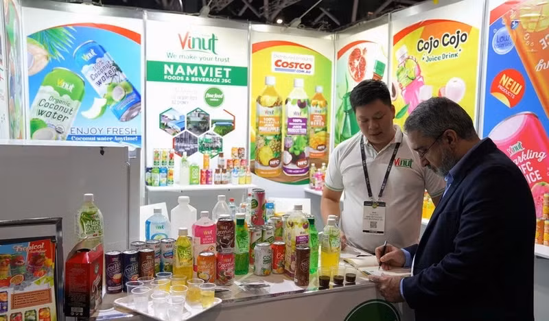 Visitantes en el pabellón vietnamita en una feria (Foto: VNA)