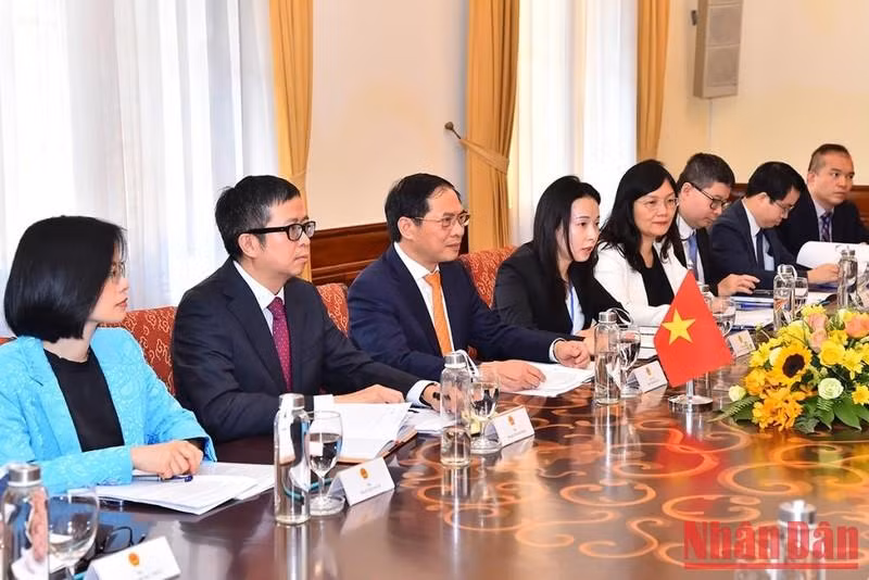 Thanh Son y otros delegados vietnamitas en el encuentro.