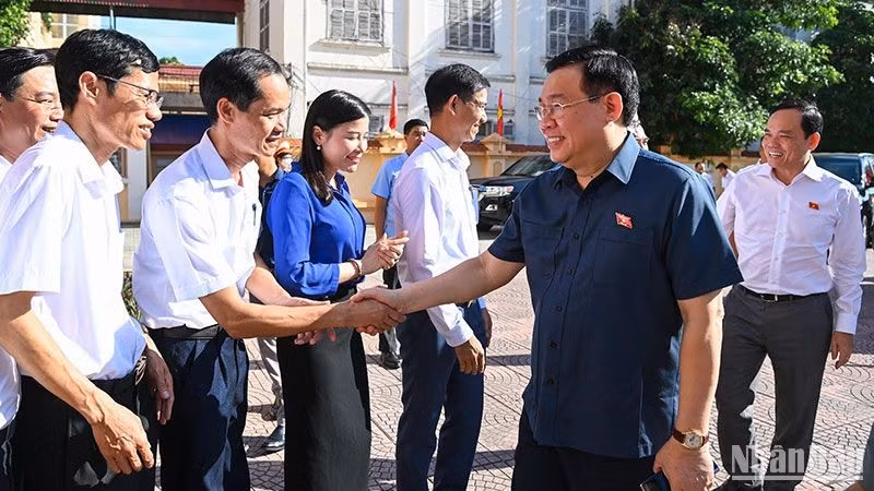 El titular del Legislativo, Vuong Dinh Hue, con votantes en el distrito de Vinh Bao. 