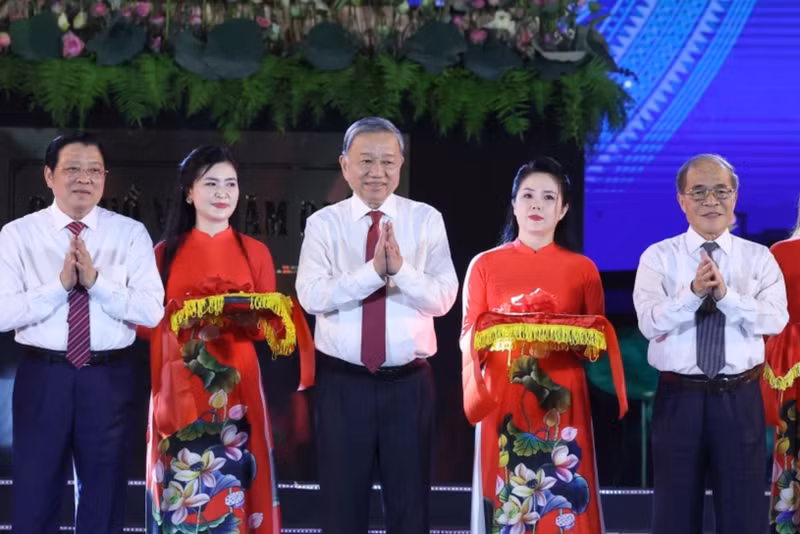 El secretario general del Partido Comunista de Vietnam, To Lam, y delegados en la inauguración de la estatua "El Tío Ho visita su tierra natal". (Foto: VNA)