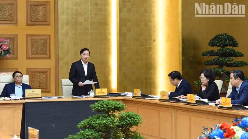 El viceprimer ministro Tran Hong Ha interviene en la cita.