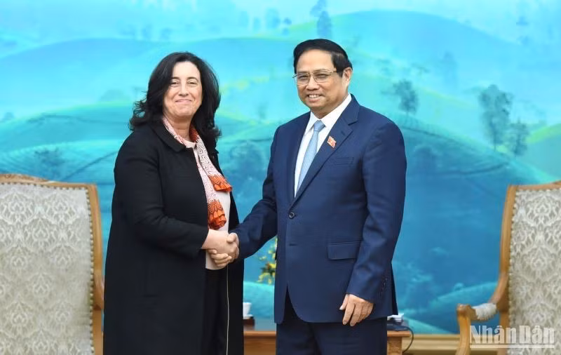 El primer ministro de Vietnam, Pham Minh Chinh, recibe a la vicepresidenta regional del BM para Asia Oriental y el Pacífico, Manuela V. Ferro.