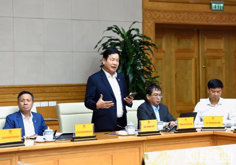 Interviene Truong Gia Binh, presidente de la junta directiva de la Corporación FPT. Interviene Truong Gia Binh, presidente de la junta directiva de la Corporación FPT.
