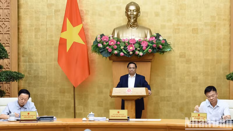 El primer ministro Pham Minh Chinh preside la reunión.