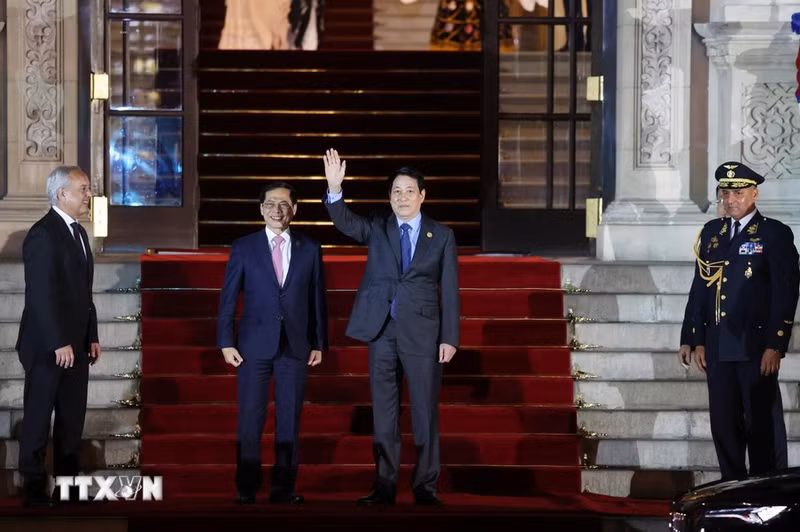 El presidente Luong Cuong y el viceprimer ministro y canciller Bui Thanh Son asisten al evento.