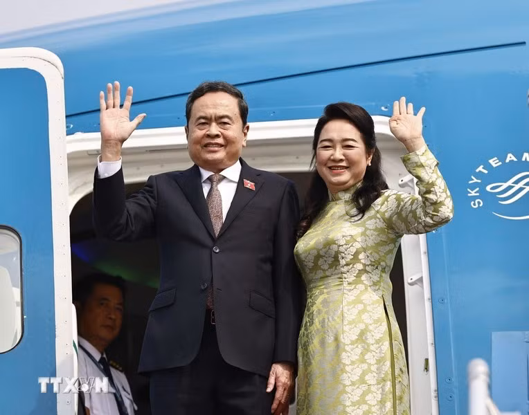 El presidente de la Asamblea Nacional, Tran Thanh Man, y su esposa, partieron de Hanói para realizar visitas oficiales a Singapur y Japón. (Foto: VNA)