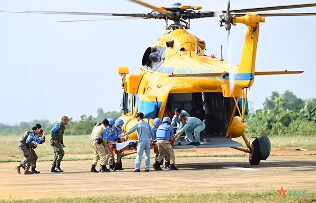 Transporte de pacientes a niveles superiores en helicóptero. (Foto: qdnd.vn)