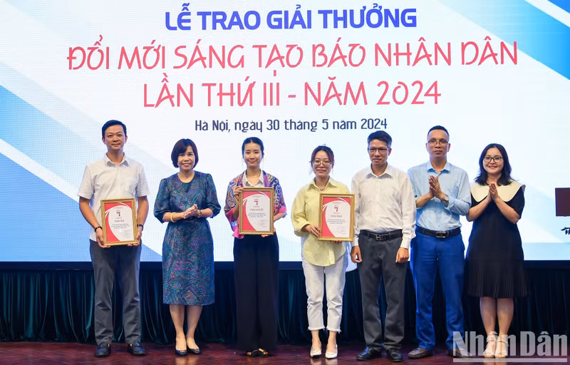 Tran Thi Kieu Thanh Binh, presidenta del Sindicato de periódico Nhan Dan, y Le Khanh Binh, secretaria del Sindicato del rotativo, entregan premios a los equipos con presentaciones impresionantes. Tran Thi Kieu Thanh Binh, presidenta del Sindicato de periódico Nhan Dan, y Le Khanh Binh, secretaria del Sindicato del rotativo, entregan premios a los equipos con presentaciones impresionantes.