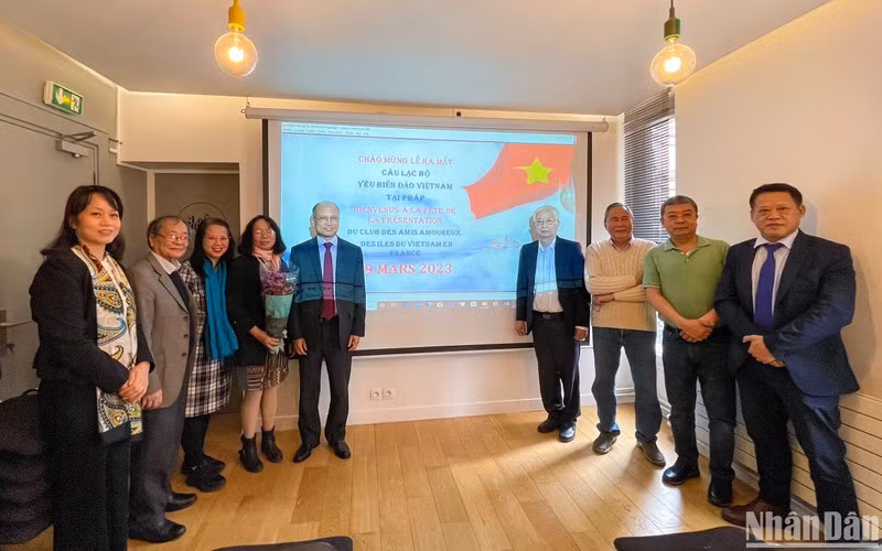 Presentan Club de amantes del mar e islas de Vietnam en Francia (Fotografía: Nhan Dan)
