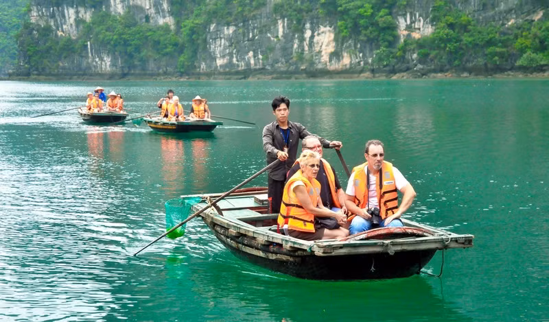 Los turistas internacionales visitan la bahía de Ha Long. (Fotografía: baodautu.vn)