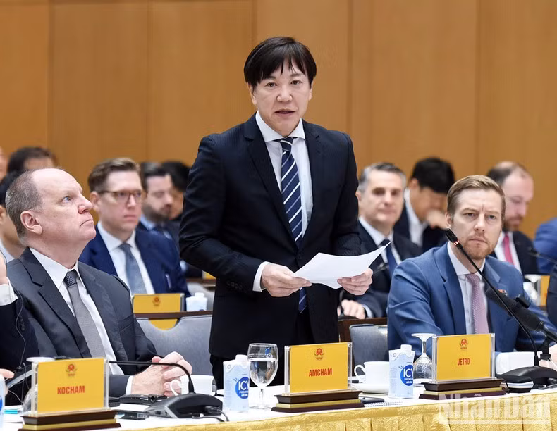 Takeo Nakajima, representante de la Organización de Promoción Comercial de Japón (JETRO) en Hanói, habla en la cita.
