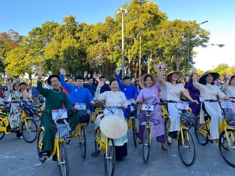 Ao Dai conecta el turismo con el patrimonio de Hanói