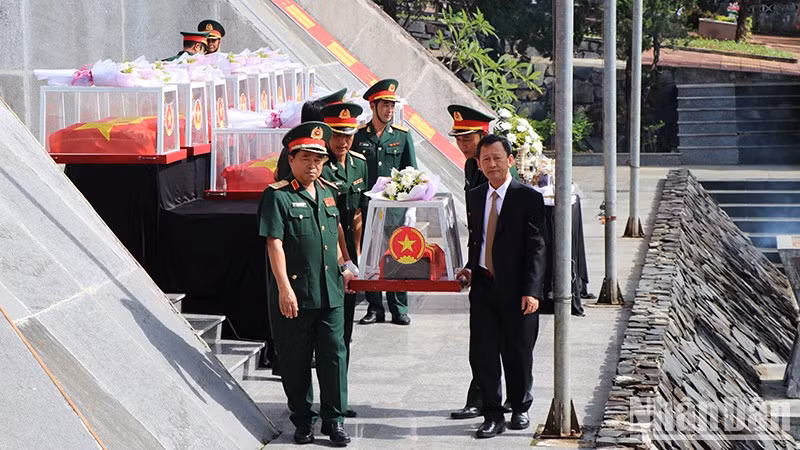 Entierran restos de soldados vietnamitas caídos en Laos y Camboya.